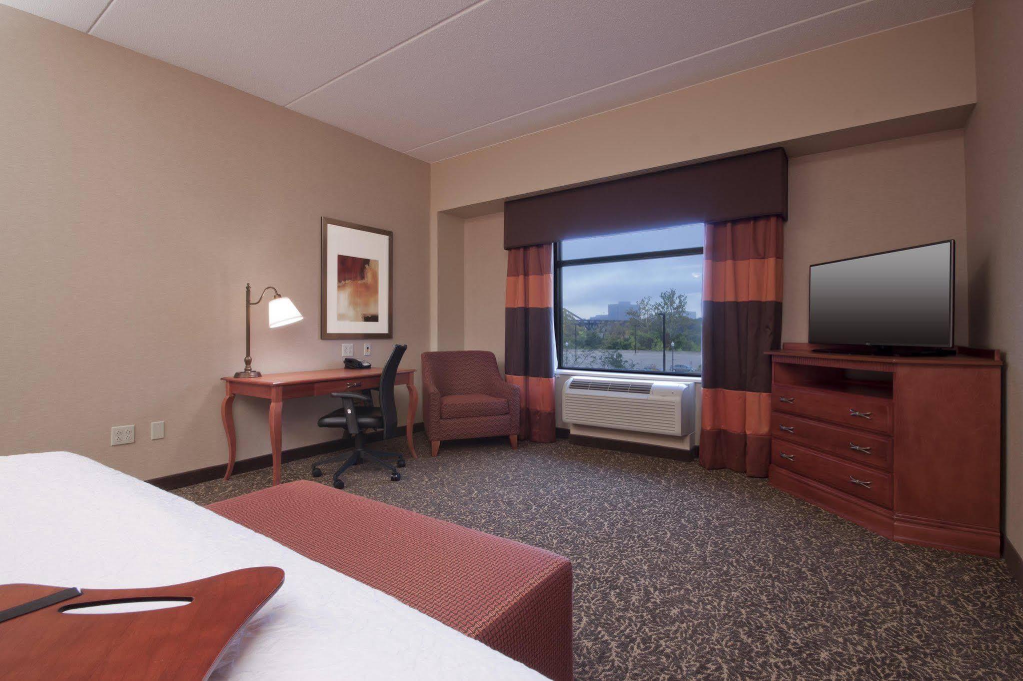 Hampton Inn & Suites Pittsburgh Downtown Экстерьер фото