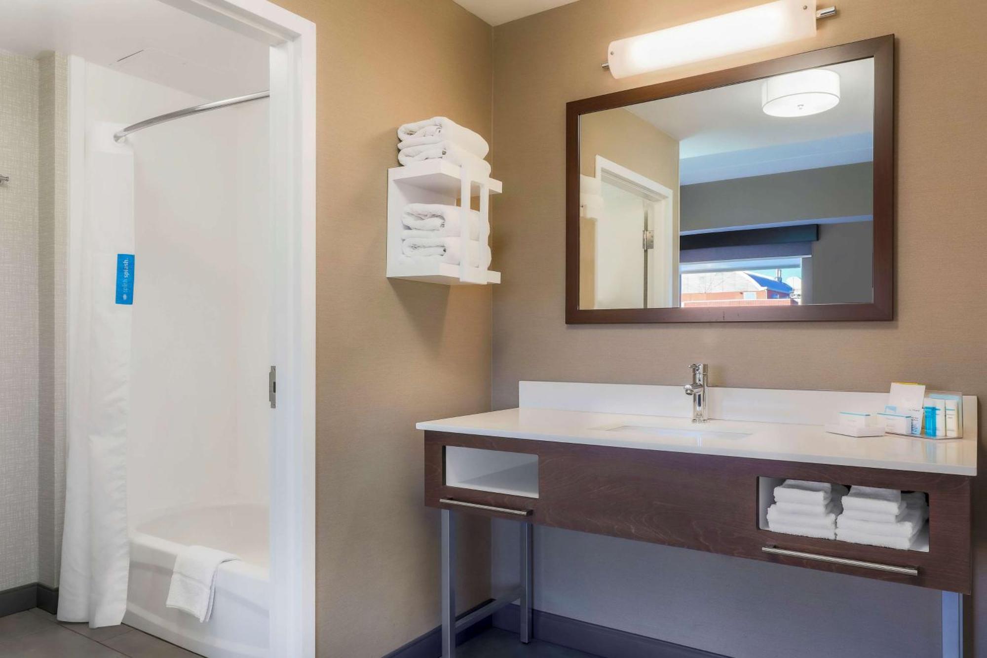 Hampton Inn & Suites Pittsburgh Downtown Экстерьер фото